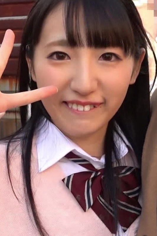 あどけない笑顔の幼い制服女子の淫乱な姿！