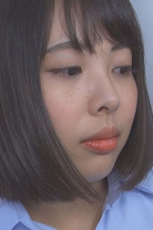 痴●の手マンに耐えられず潮吹き！我慢できずにトイレで貪り合う