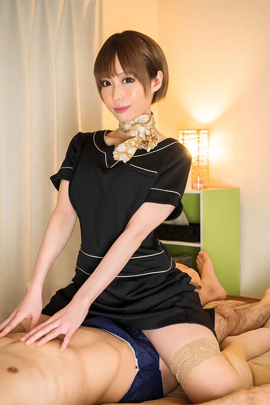 出張マッサージのお姉さんは出会いが無くて欲求不満！男の身体を触りながらウズウズしているのでそそり勃つチ○ポを見せつけたら嬉しそうに咥えて来ました！ 川菜美鈴